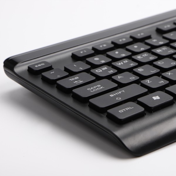 Full-size 104-key black wired keyboard