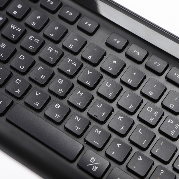 Full-size 104-key black wired keyboard