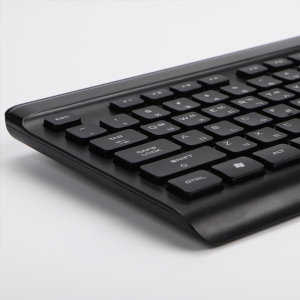 Full-size 104-key black wired keyboard